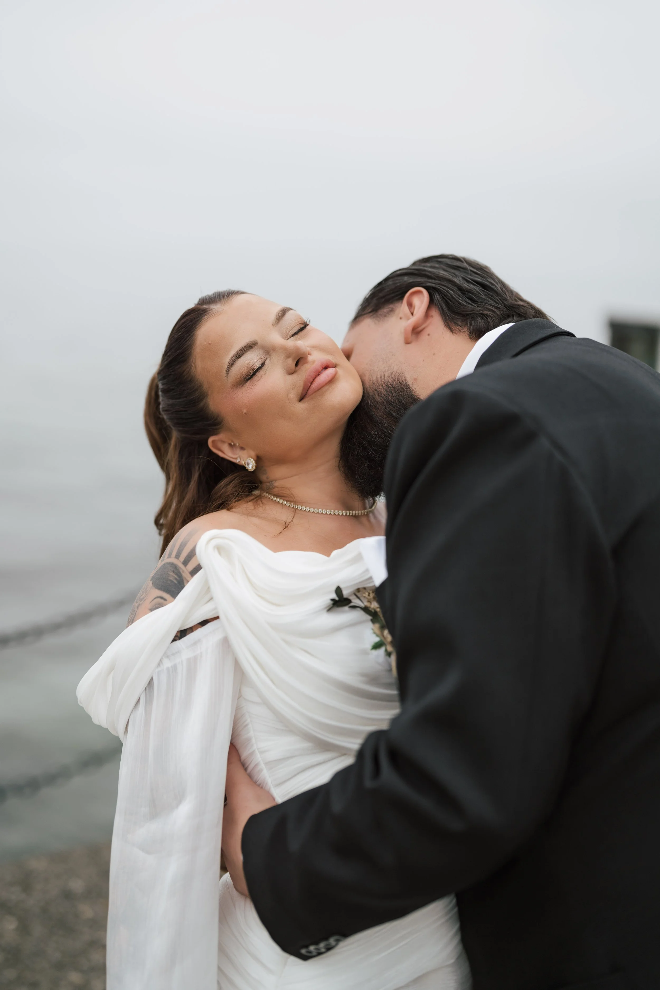 Menschen bei einer Hochzeit oder Feier, die nach oben schauen, vor einem großen Fenster eines Gebäudes.