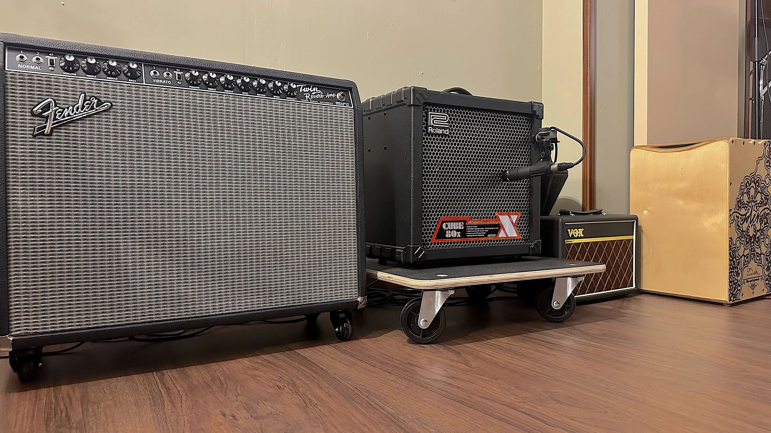 Amplificadores de guitarra y caja de percusión en una sala de música.