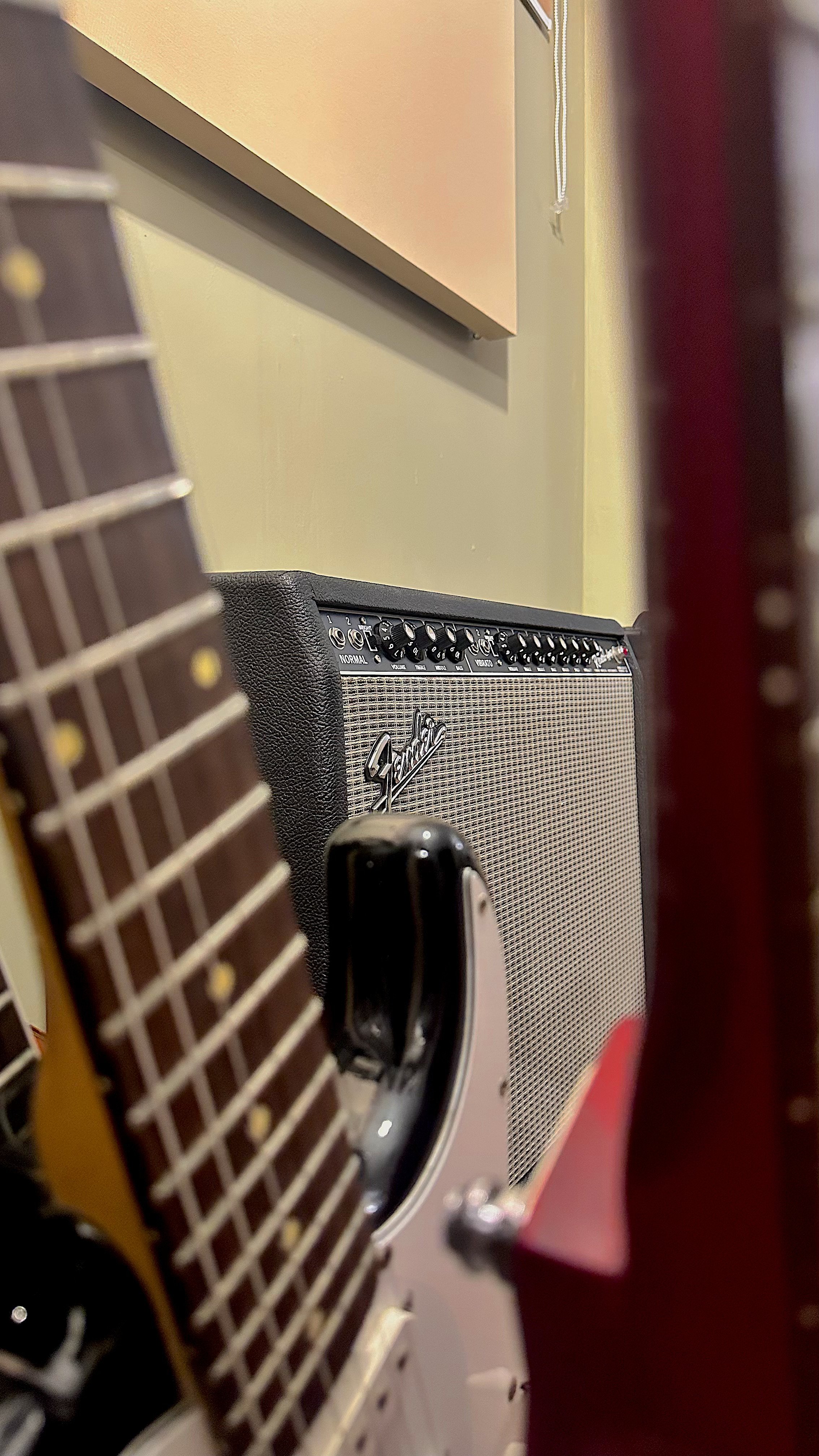 Guitarras y amplificador en un estudio de música.