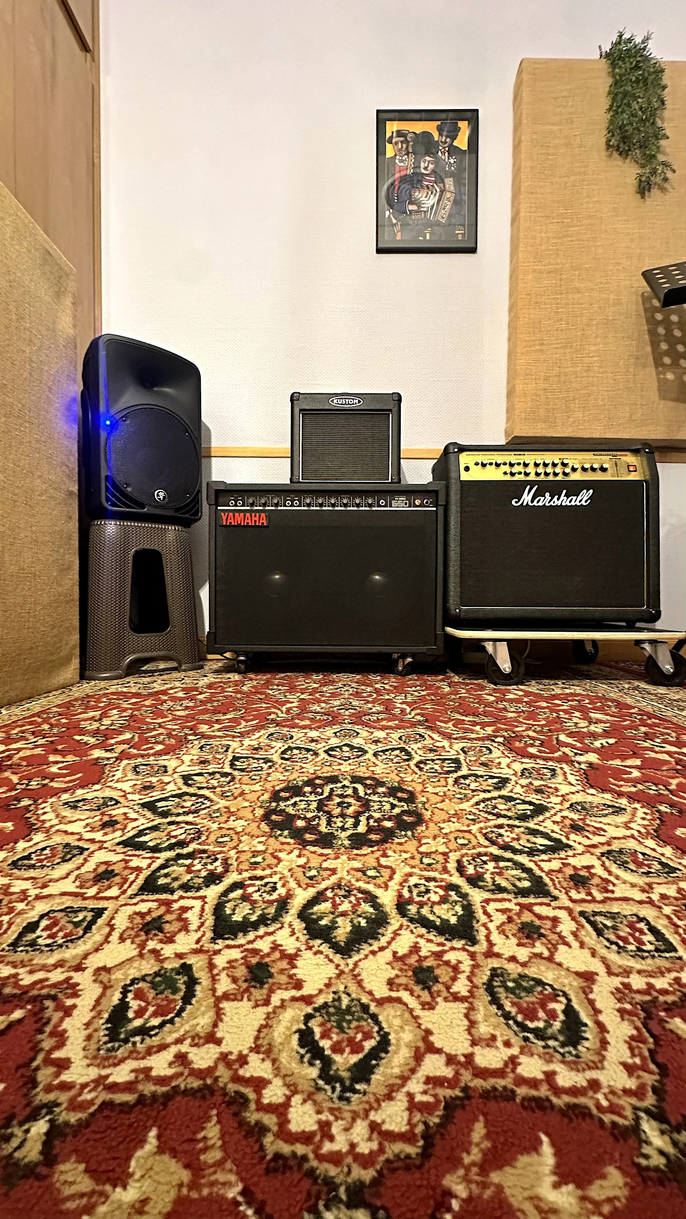 Sistema de sonido con altavoces, amplificadores y equipo musical en un estudio o sala de grabación