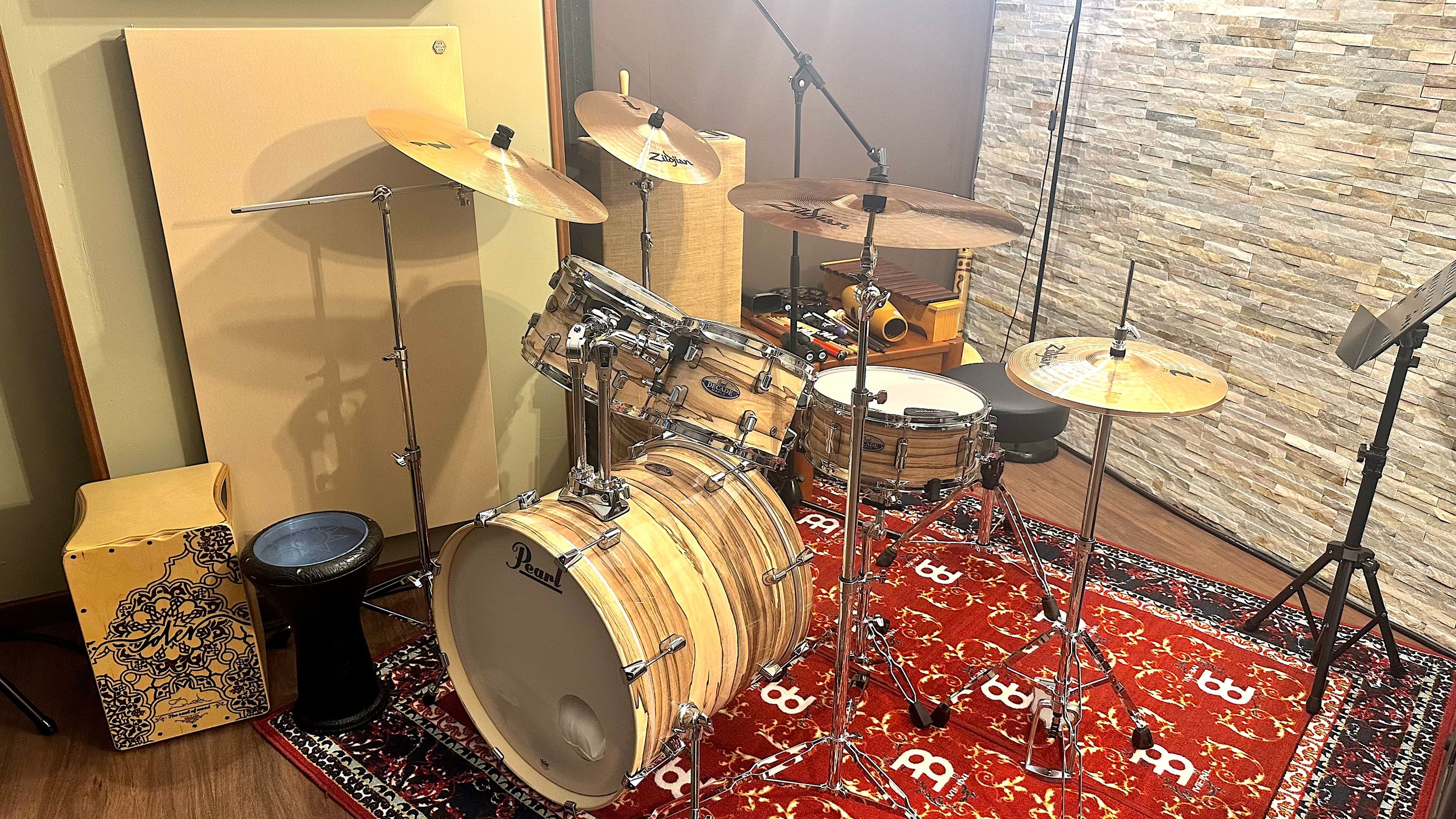 Set de batería con platillos, tambores y accesorios en una sala de grabación.
