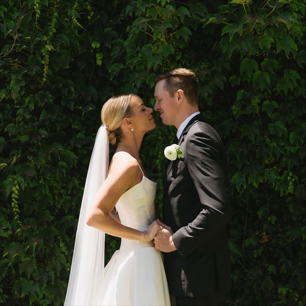 Meet me at the ivy ✨

Photo: @jeaninemadsonphotography @zuridiagarcia_photography 
Planner/design:  @overthemoon_event_co @kaitlyndasmann @almissol 
Beauty: @the.beauty.coop @lexirileeweddinghair 

#weddingvenue #santantabarbarawedding #losalamos #we
