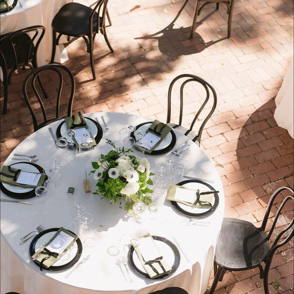 Tables set 🍽️✨

Photo: @jeaninemadsonphotography 
Planner: @overthemoon_event_co @kaitlyn_overthemooneventco @almissol 

#weddingtable #tablescapestyling