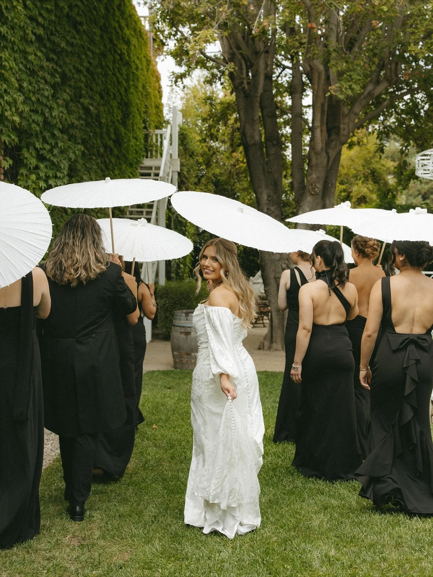 Saving to our Pinterest Board @anelissemarielm 🤍

Photography: @flower.and.pine 
Planner: @almissol 

#parasolweddingphotos #weddinglook #santabarbarawedding #weddinginspo