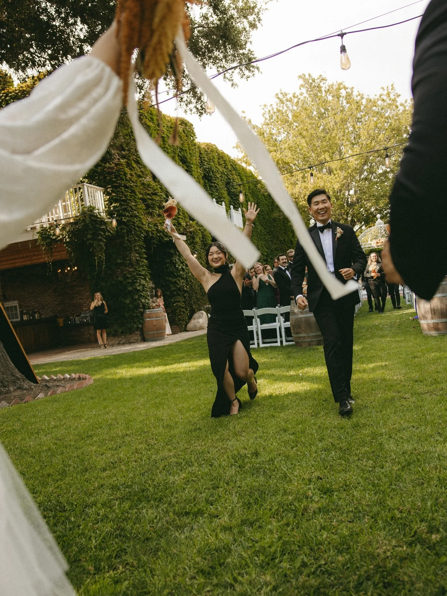 The holiday season is officially here, but we're still swooning over the unforgettable wedding celebration of Martin &amp; @anelissemarielm! The joy is still radiating from every photo! 

Photos: @flower.and.pine, 
Planning: @almissol 

#weddingphoto