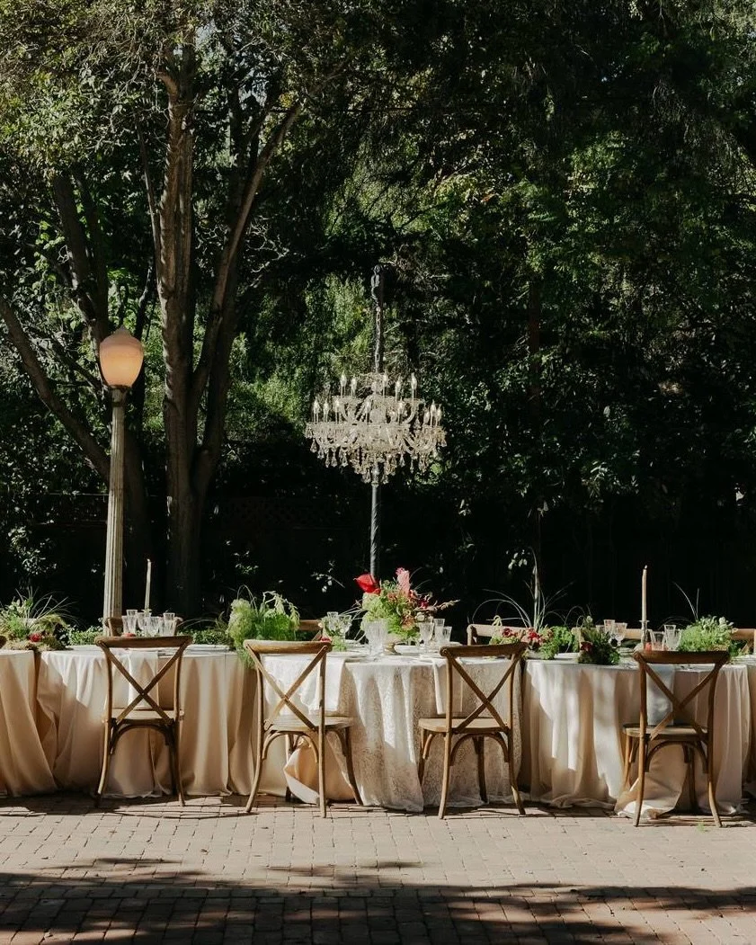 Table&rsquo;s set! Who&rsquo;s coming over? 

Still obsessing over this incredible vendor showcase. Thank you to this amazing vendor team for showing up and showing out.

Planner: @clubamoreweddings 
Photography: @daisyjanaephotos 
Florals: @j.flores