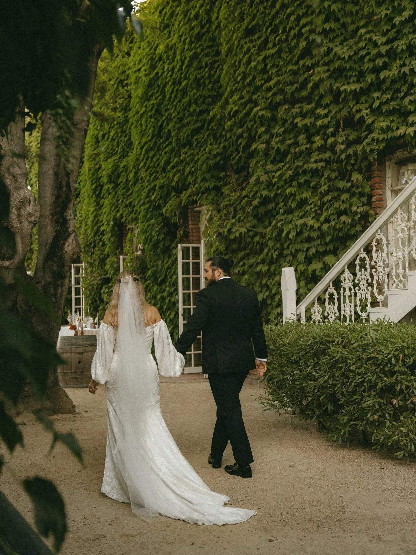 We make it so easy to fall in love &hearts;️

Photo: @flower.and.pine 
Planner: @almissol 

#weddingvenue #santabarbarawedding #weddinginspo