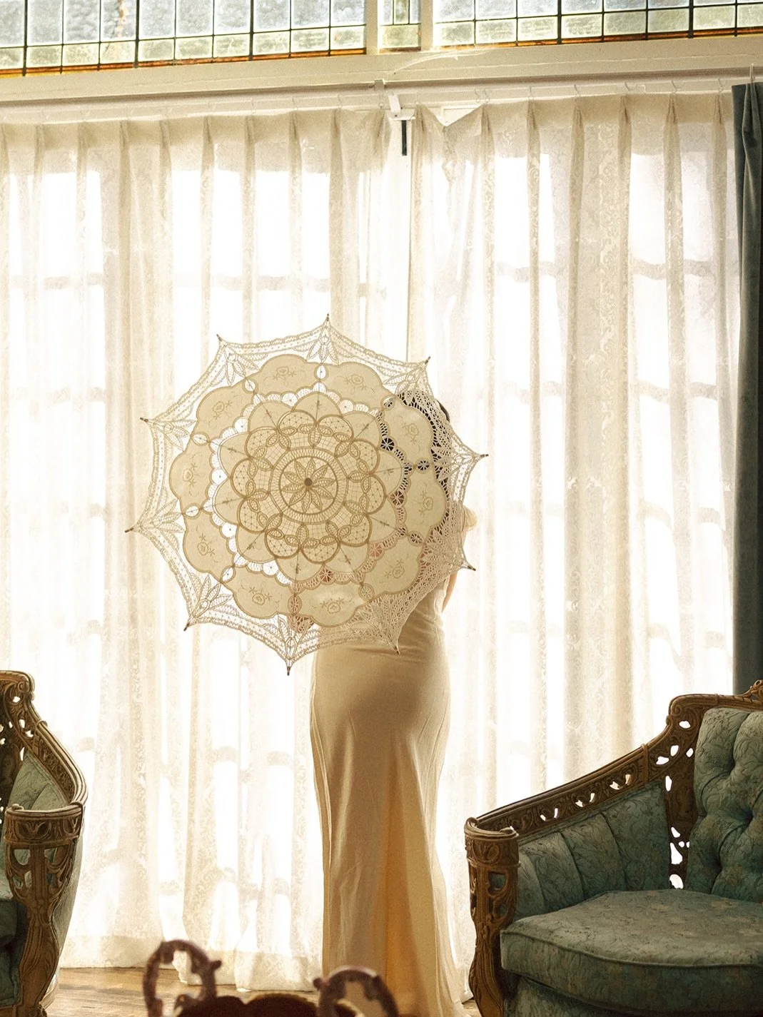 @brittany.newman we love your umbrella 🤍

Photo: @karsoncalaphoto 
Planning: @tdahlgrenevents 

#laceumbrella #bridalsuite #weddingvenue