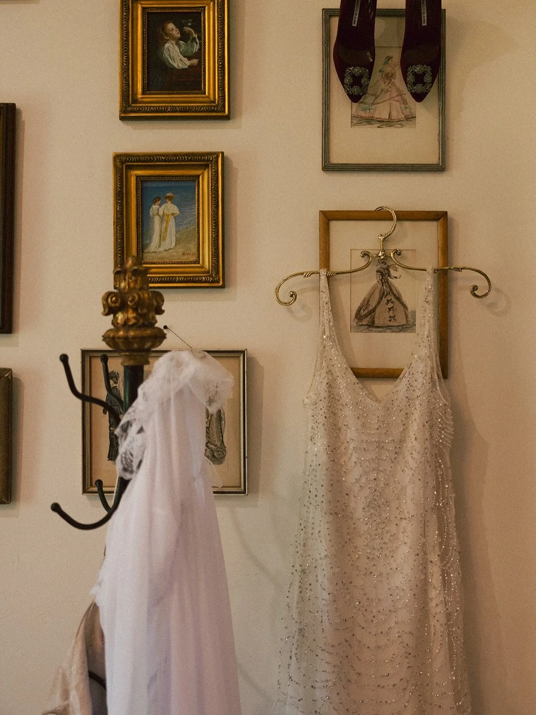 Little details &amp; ruby red Manolos 🕊️🌹✨

📸: @karsoncalaphoto 
🎨 : @tdahlgrenevents