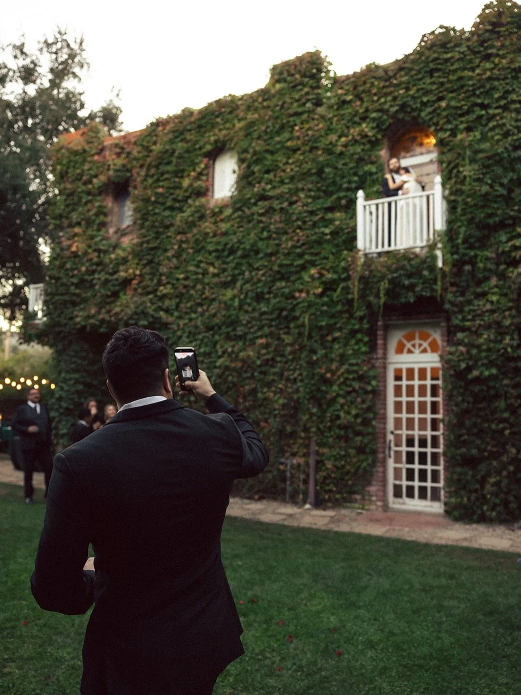When the shot is so good, everyone can&rsquo;t help but take a picture 📸

Photos: @karsoncalaphoto 
Planning: @tdahlgrenevents 

#weddingvenue #romeoandjulietbalcony #weddingphotography