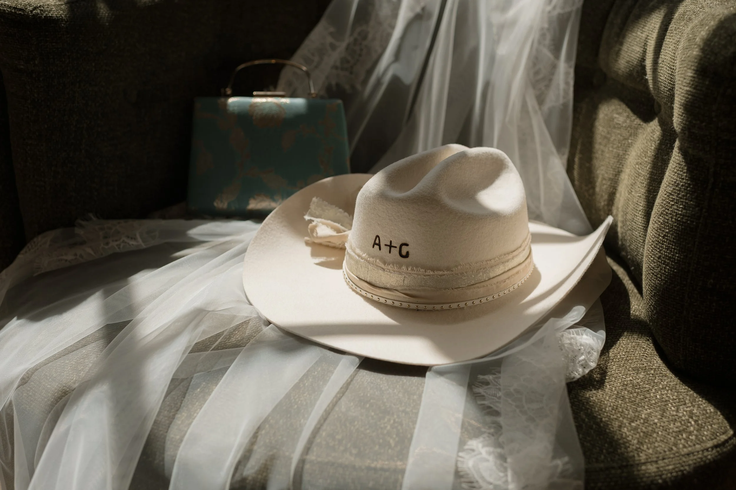 bethanyjoyphotography-G_2bA-GettingReady-25.jpg
