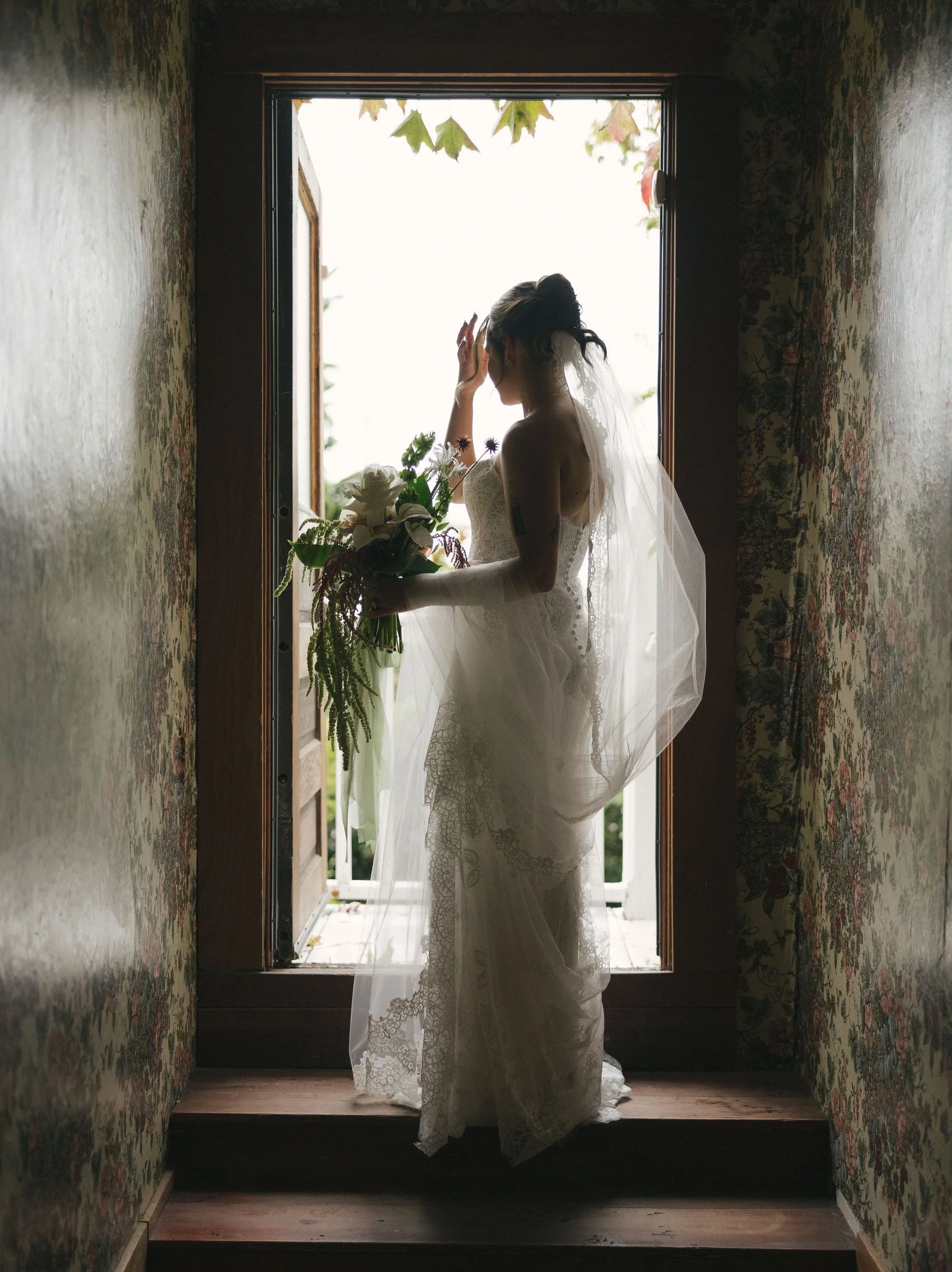 We love a first look 🤍

Wedding month: November 
Couple: @cass_pazz_ &amp; @zpasma 
Pottery: @handcrafted_by_cass 
Photo: @sierrawestphoto_ 
Planner: @wunderlandco 
Florals: @tatetulip 
HMU: @camillian.colors 

#historichotel #weddingvenue #historic