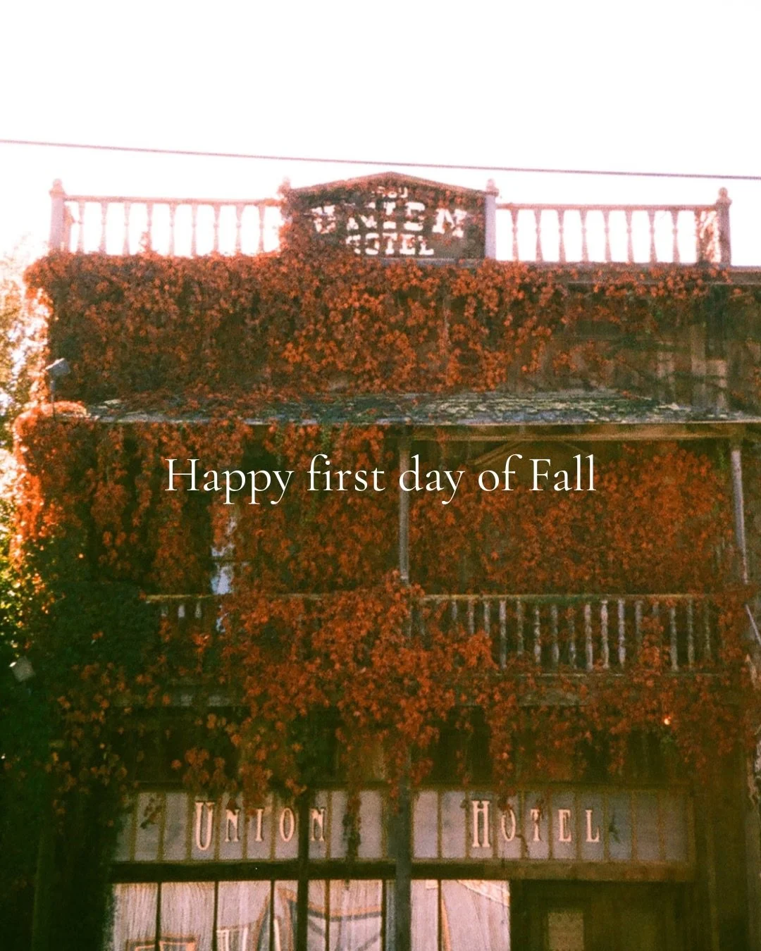Celebrating the first day of fall 🍁

Photo: @karsoncalaphoto 
Bride: @brittany.newman 
Design: @tdahlgrenevents 
Florals: @passaparolafloral 
Rentals: @butlerzrents 
Venue &amp; catering: @1880union &amp; @theunionsaloon 

#weddingvenue #fallwedding