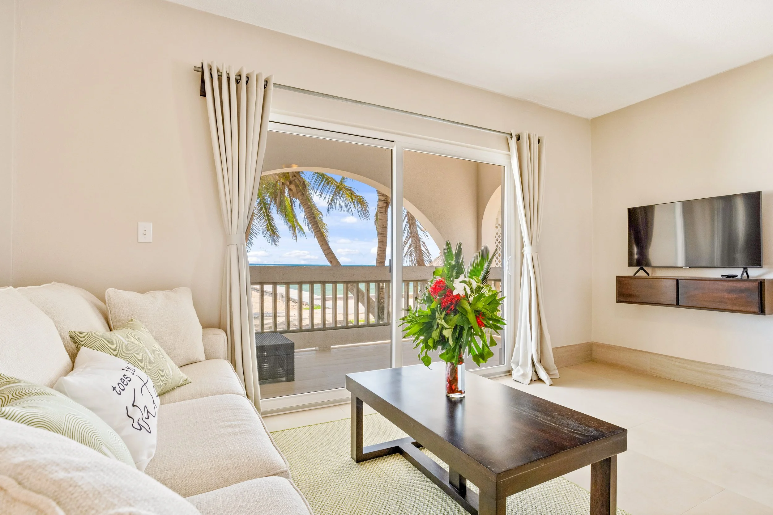BananasResort_Room_1_DuarteDellarole-11 (1) - Vivian Feinstein.jpg