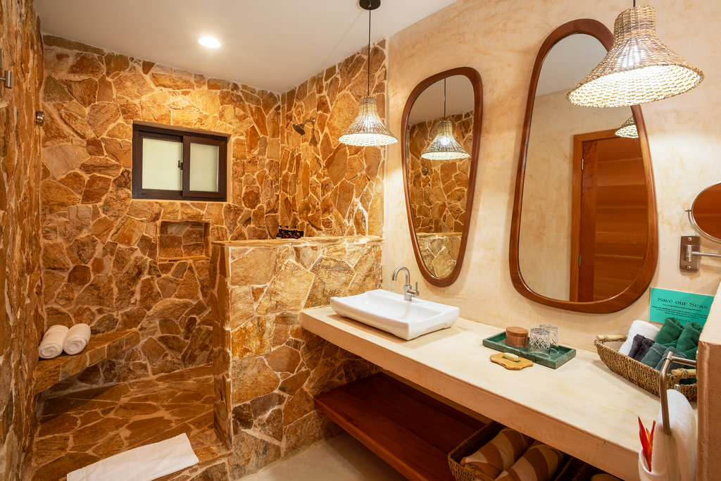 (4) Deluxe Double - Bathroom2.png