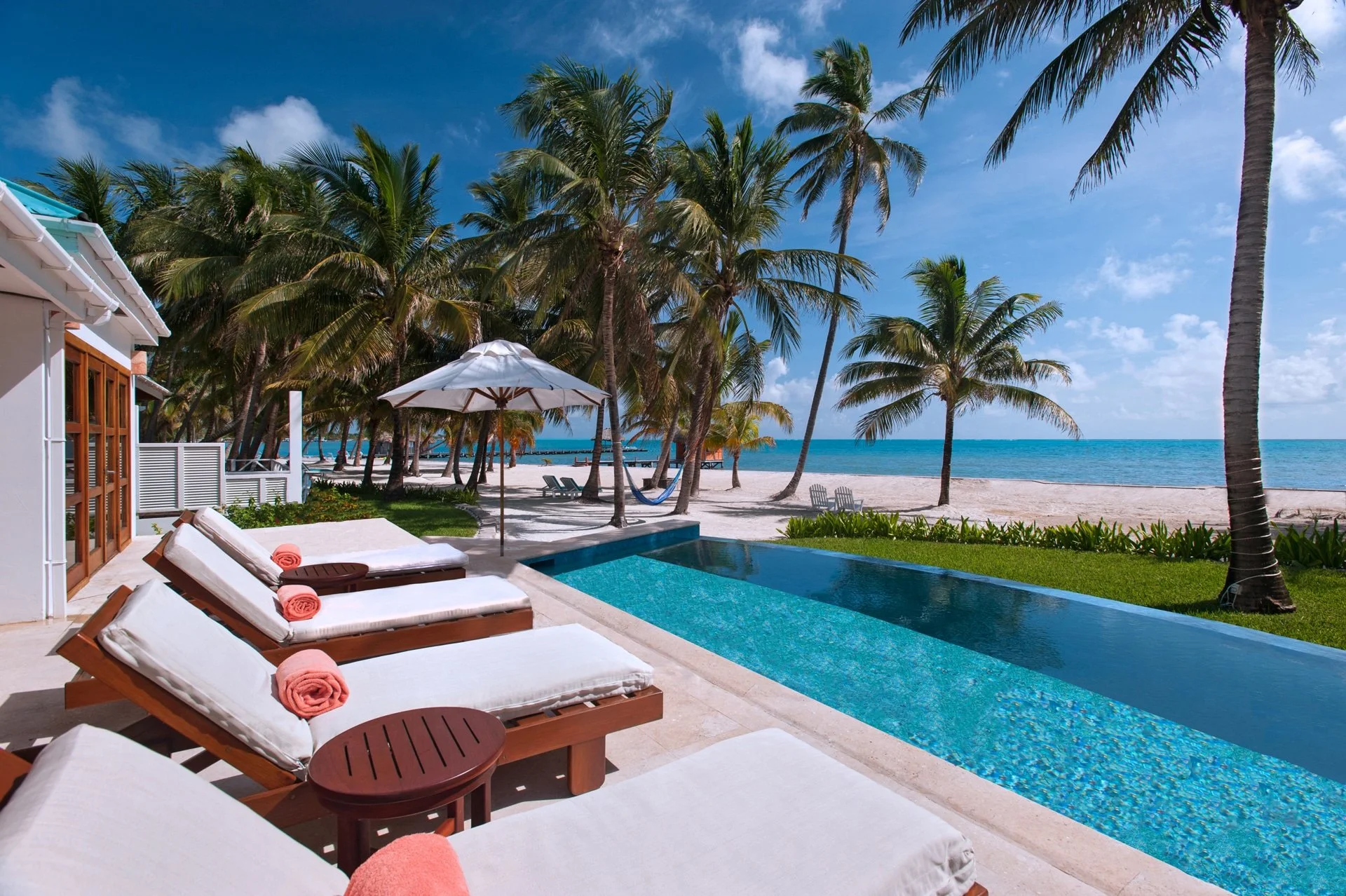 re-sized-fixed-villa31_pool_daylight.jpg