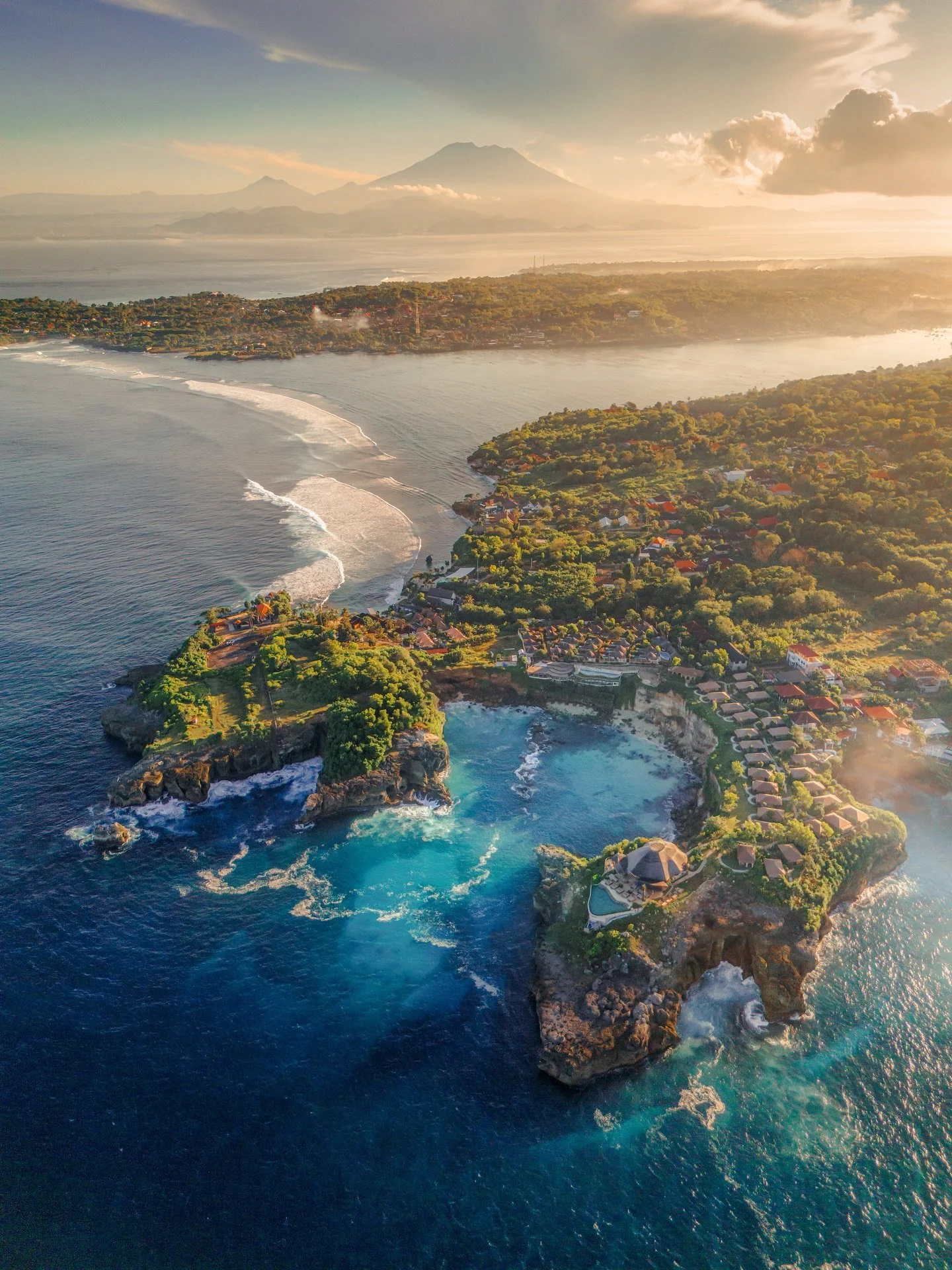 Misty sunlit mornings on the edge of Nusa Ceningan, with Bali&rsquo;s Mount Agung on the horizon.
.
📍 @arna.bali 
.
#wonderfulindonesia #indonesia #nusalembongan #travel #glamping #pool #poolview #beautifulhotels #beautifuldestination #travelphotogr