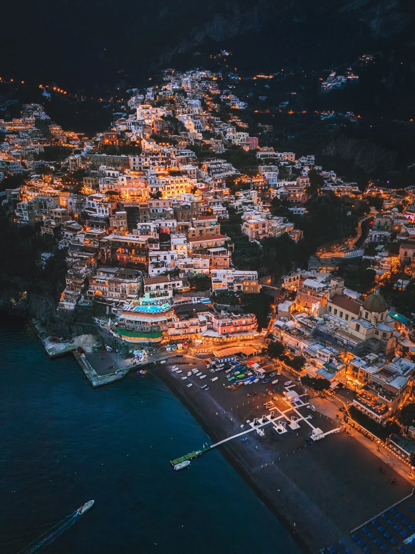 Mind wandering back to nights on the Amalfi Coast.
.
📍 Positano, Amalfi Coast, Italy.
.
#italy #positano #positanoitaly #amalficoast #travel #travelphotography #travelphotos #beautiful #beautifuldestination #cntraveller #forbestravelguide #travelgra