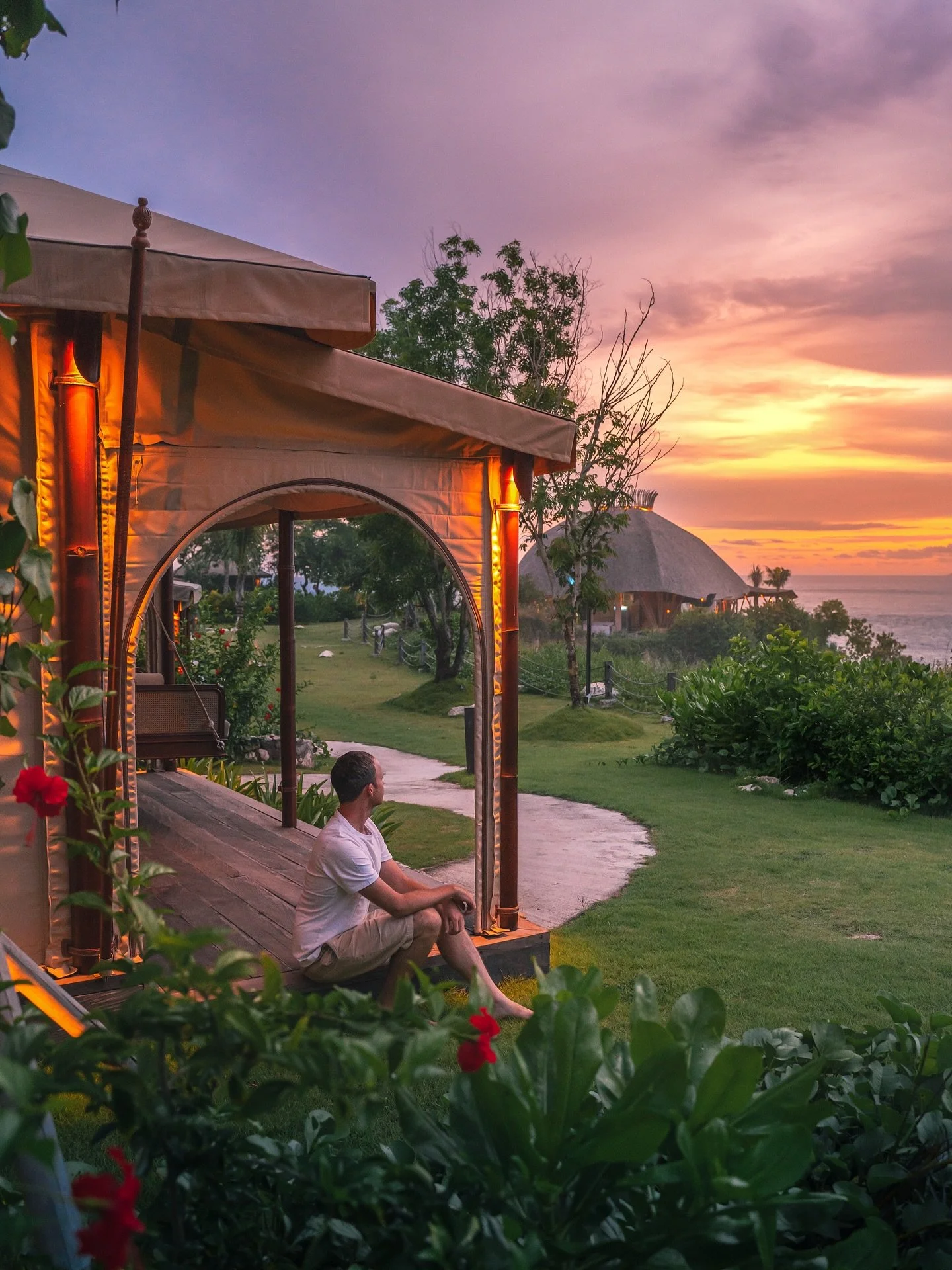 Lost in my own world, mesmerised by the colours of the sky, and completely relaxed on the island of Nusa Ceningan while staying at @arna.bali, the best place to catch sunset.
.
#luxury #luxuryglamping #glamping #visit #nusaceningan #ceningan #indones