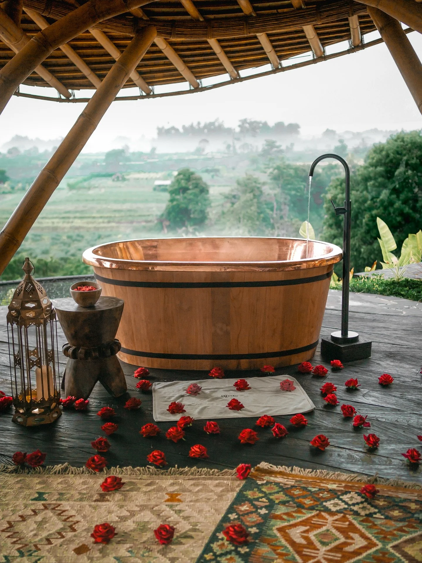 Finding some cosy winter vibes in Bali. Stay in an open-aired bamboo villa and enjoy a serene bath while overlooking the misty landscapes of east Bali.
.
Santai Villa at @camayabali
.
#bali #bathtub #bathtubgoals #mist #balibible #hotel #airbnb #beau