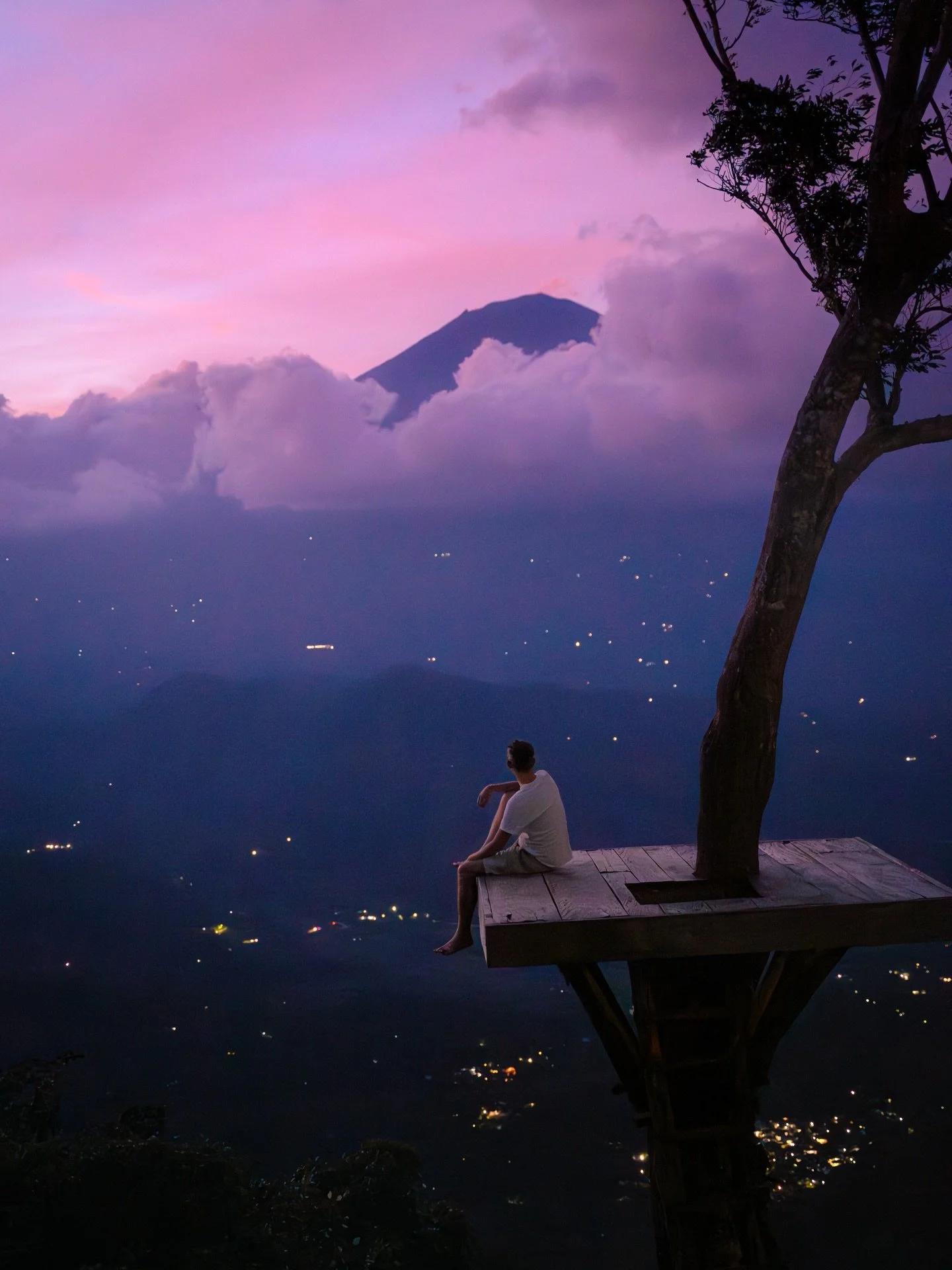 Finding the magic at twilight hour. ✨
.
Everyone was gone by the time I had packed up. After spending over an hour waiting for Mt Agung to appear, it was time to give up and go. It was so dark I could barely see where I was walking when the mountain 