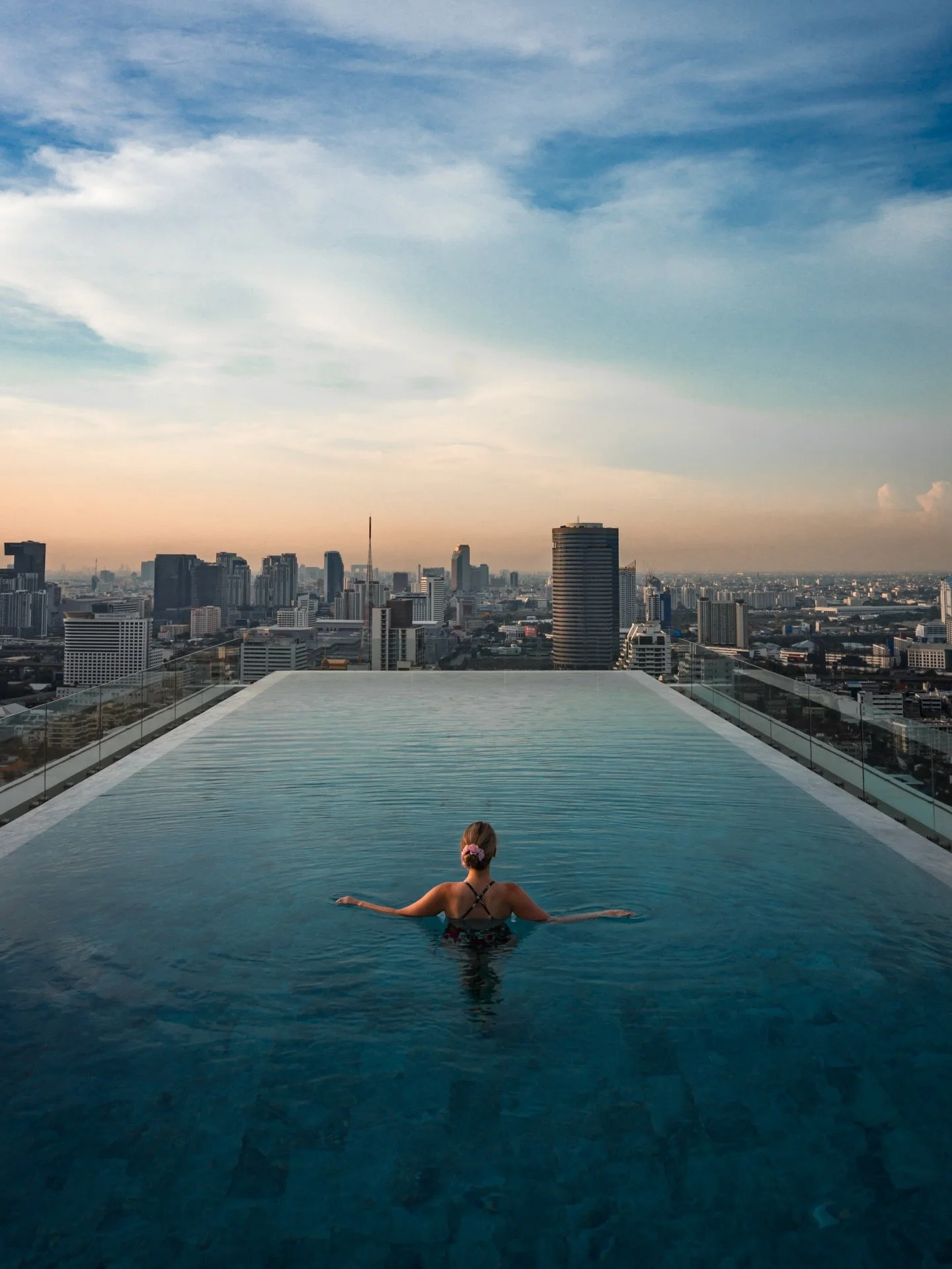 Is there any better place in Bangkok to go for a city skyline view at sunset than @137pillarshotelsandresorts?
.
🏊&zwj;♀️ @agirlwhoblooms 
📍 @137pillarshotelsandresorts Bangkok, Thailand
.
#cntraveller #condenast #travel #skyline #bangkok