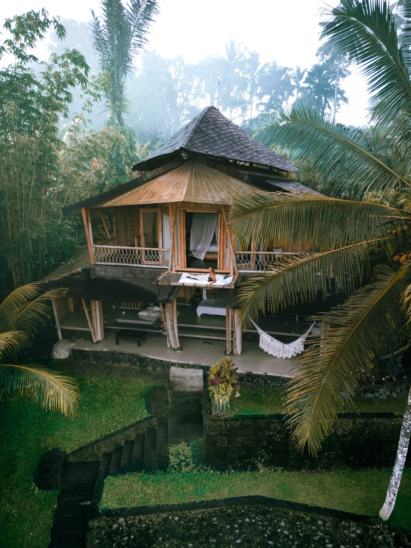 Bamboo houses and Bali just go hand in hand. Staying in one is simply part of the experience whenever you visit the Island of the Gods. Makes even better memories if they&rsquo;re dog friendly!
.
Can you spot Bailey in the picture? 🐕 
.
📍 @camayaba