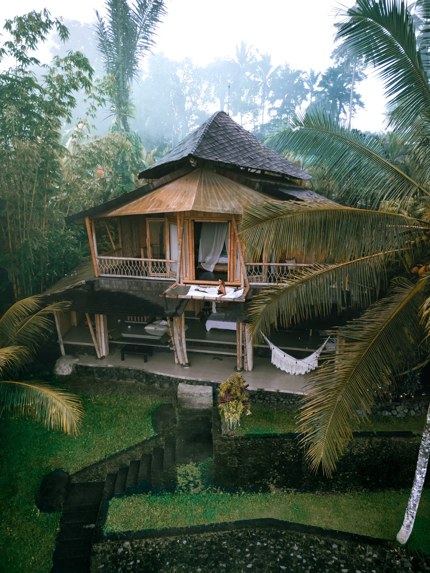 Bamboo houses and Bali just go hand in hand. Staying in one is simply part of the experience whenever you visit the Island of the Gods. Makes even better memories if they&rsquo;re dog friendly!
.
Can you spot Bailey in the picture? 🐕 
.
📍 @camayaba