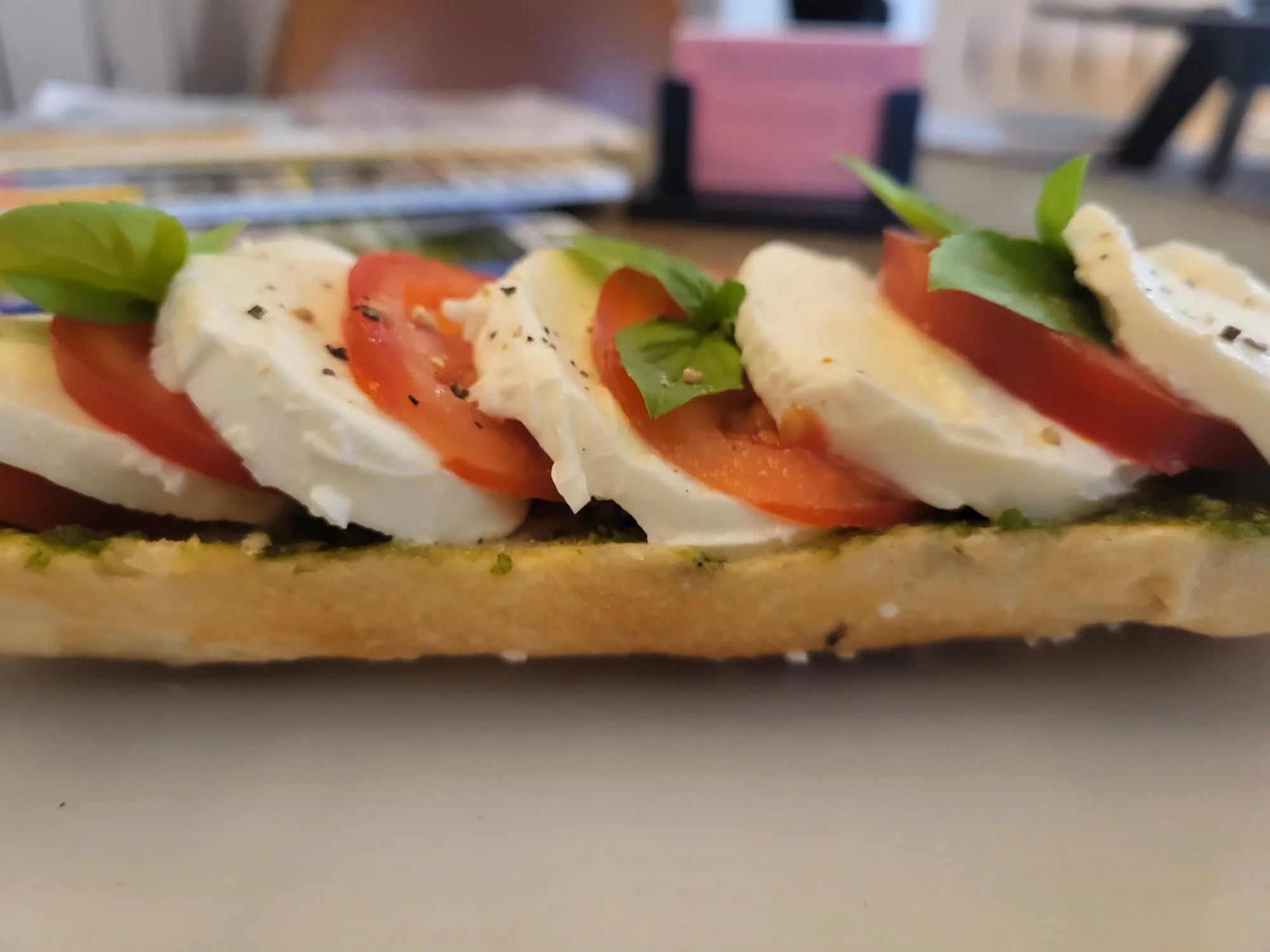 Kleine Bruschetta mit Tomate, Mozzarella, Basilikum und Pfeffer