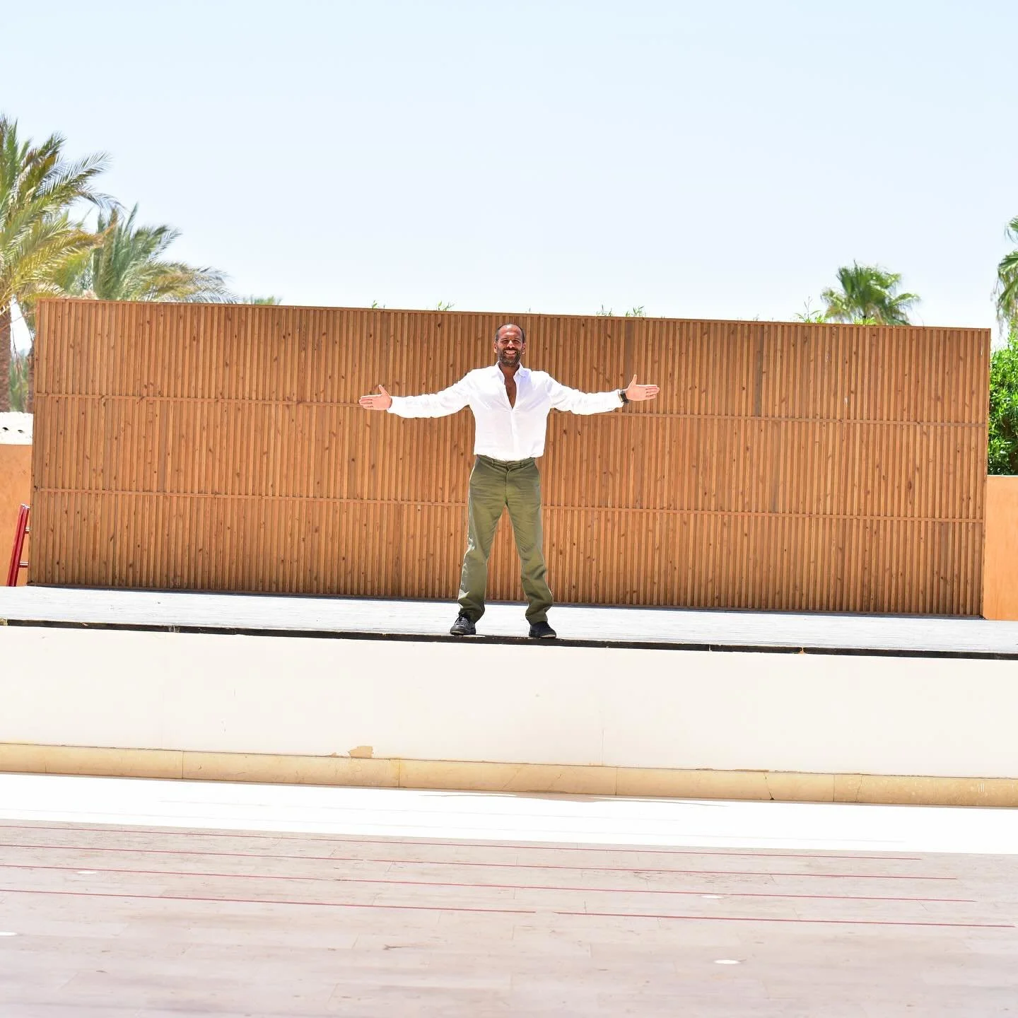 عندما يستوطنك السكون وتهيم في ساحات الوهم بعد أن تجرّد الحقيقة من حقيقتها وتغدو أقرب للقرب من القرب حينها ستكسر الوهم وستبدأ رقصة الموت في استقطاب كلّ القلوب التي آلمتها الحياة لتعطيهم جانب آخر  من الحياة ولكل الذين يتساءلون لماذا رقصة الموت، أجيب ان