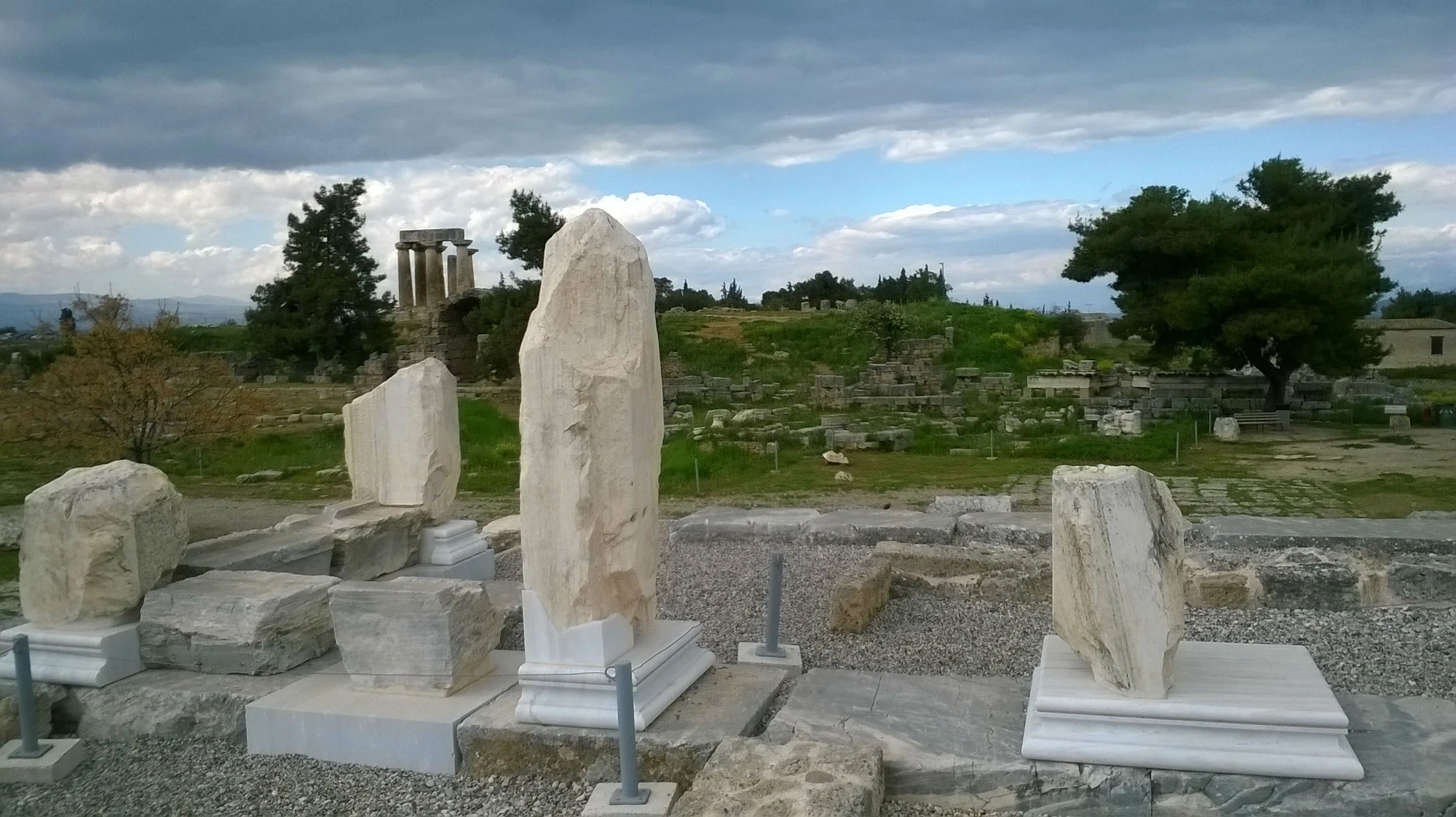 5.bema_and_temple_of_apollo.jpg