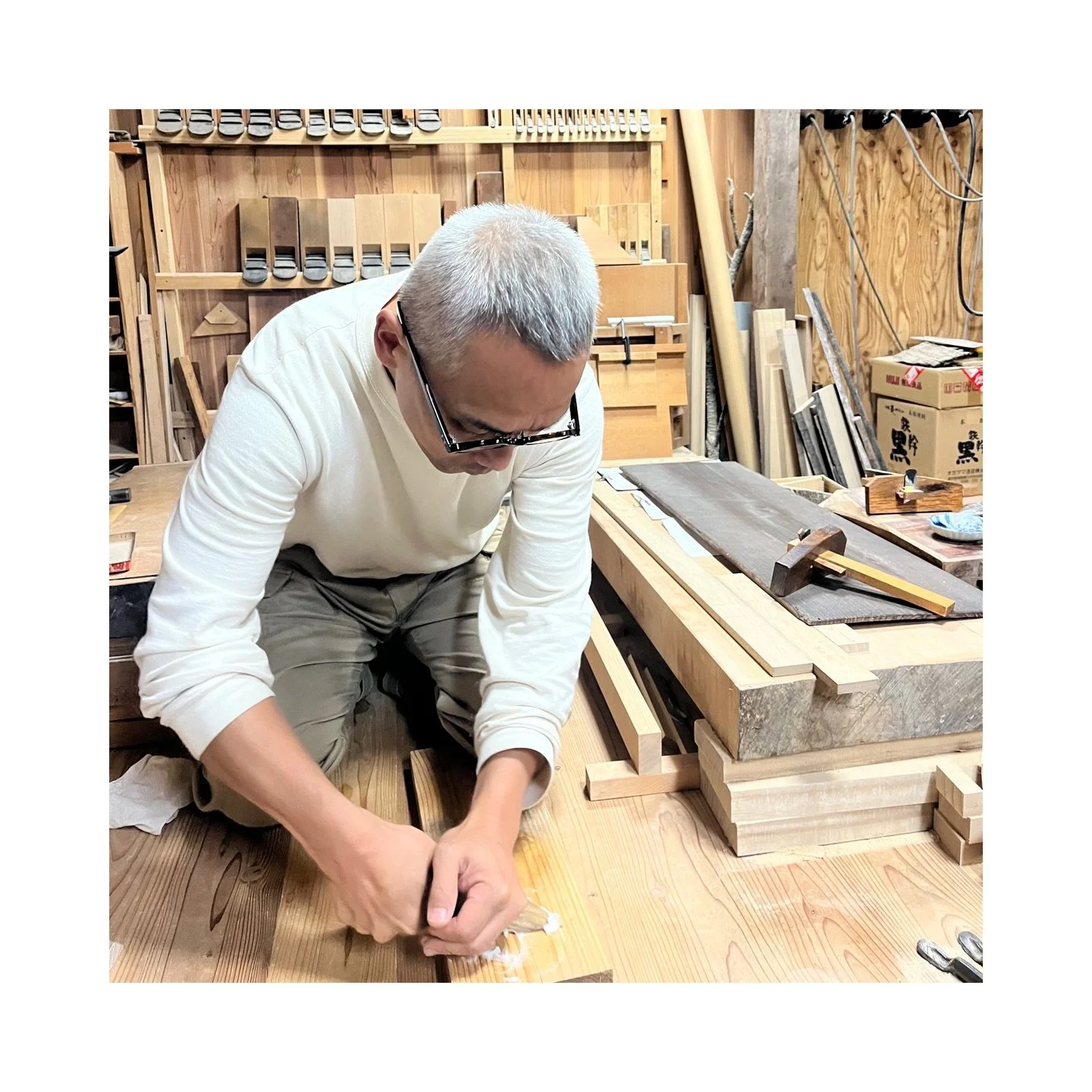 SASHIMONO WOODWORKING APPRENTICESHIP 
@pojstudio 
With Master @hyodo.zepp 
#sashimono#woodworking#wood#kyoto#joan#japanesetools#poj#keihoku#woodbox