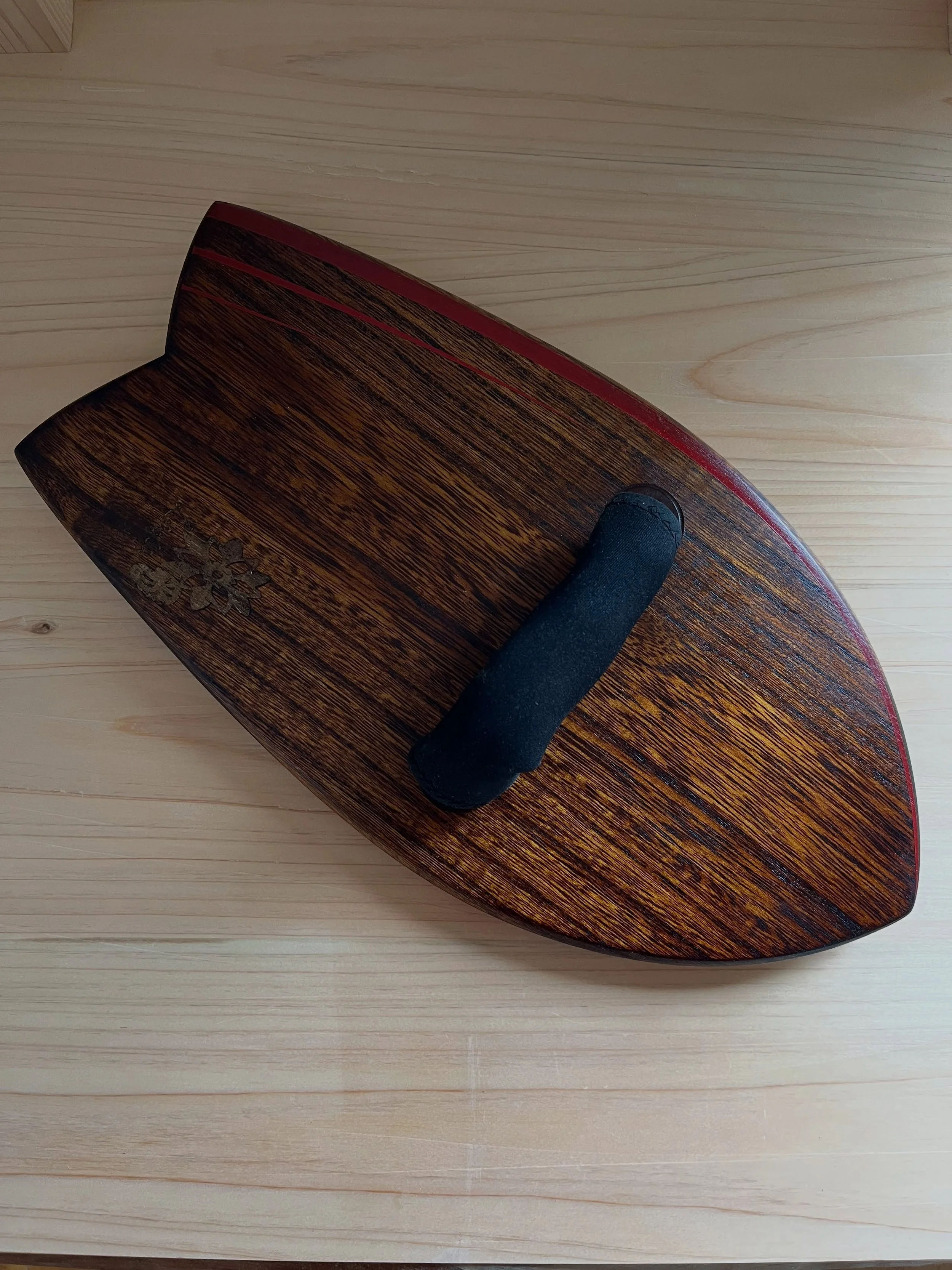 Handplane red Urushi pin lines

#surf
#bodysurf