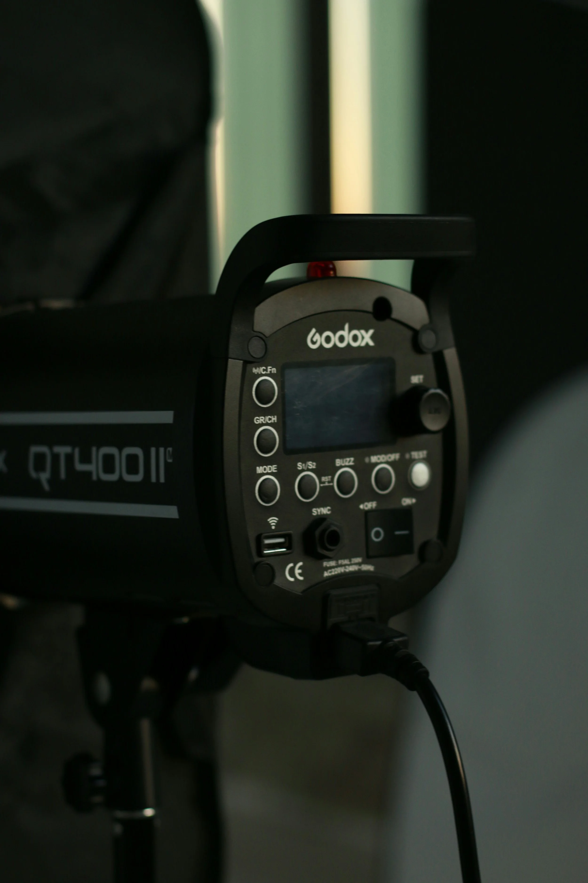Fotograferet kamera udstyret med Godox-branding, til portræt- eller studiebelysning, sat op i et studie eller på en location.