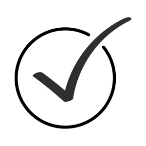 En stor mark med træer og en blå himmel med nogle skyer.