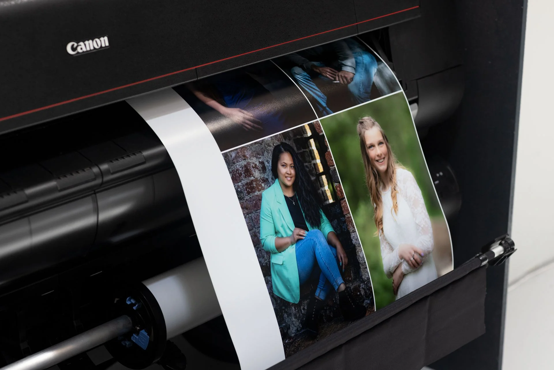 Canon printer der udskriver fotos af to kvinder, en med blond hår og en med mørkt hår, begge smilende.