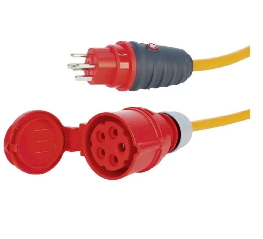 Ein rotes CEE-Stecker und eine rote CEE-Steckdose mit einem gelben Kabel.