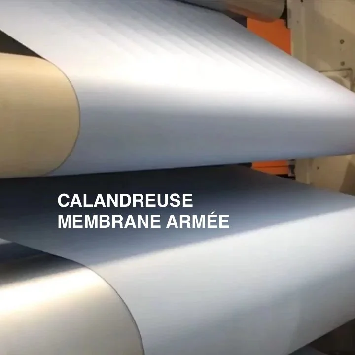 Gros plan d'une machine déroulant une membrane armée pour l'étanchéité pour piscine, avec le texte en français : CALANDREUSE MEMBRANE ARMÉE.