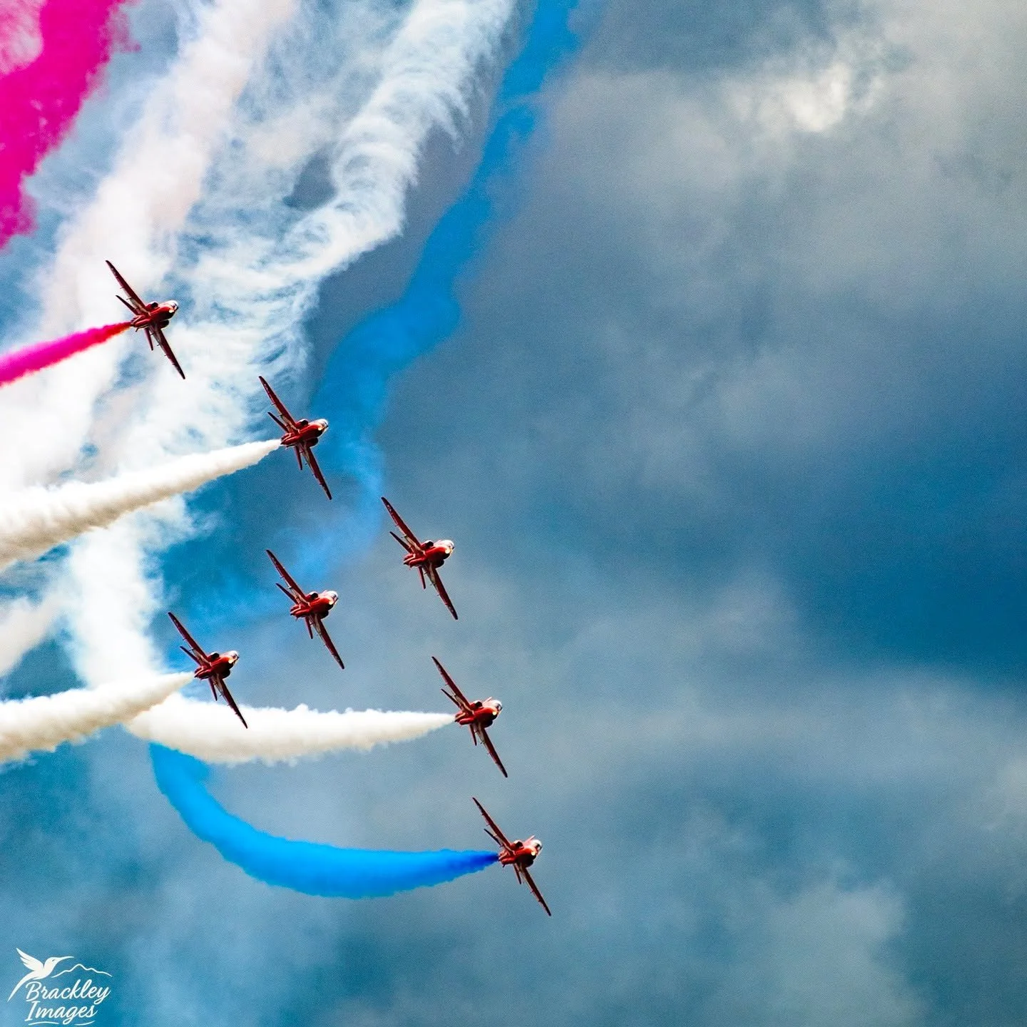 Two old photos today, from a totally different genre. I took these of the red arrows back in 2012 (that didn't seem so long ago when I started this sentence, but now that I think of it ...!). I remember it was a very cloudy day, we weren't sure the s