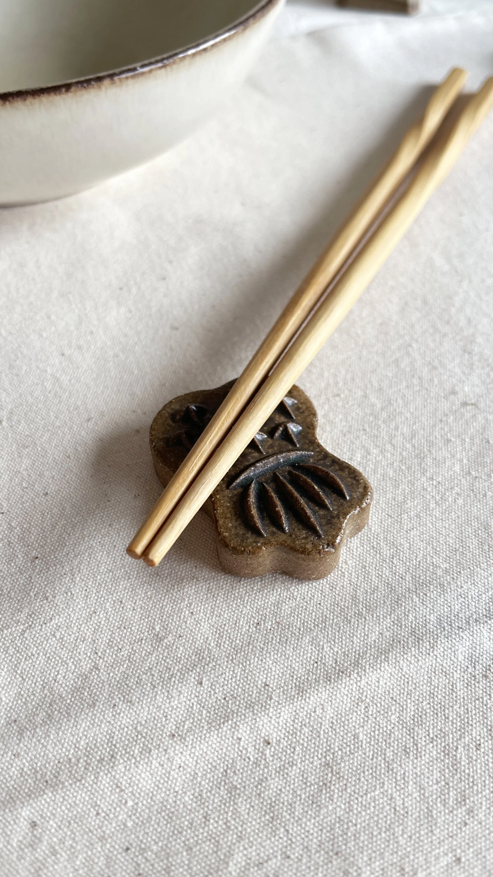 yiiland-handcraft-series-ceramic-chopstick-rest-lifestyle.jpg