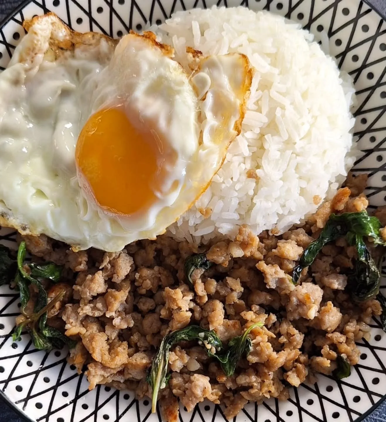 Envie de ce plat pour lundi ? C&rsquo;est le moment de commander ! 

Le Pad Kra Pao est un plat populaire en Tha&iuml;lande. Il se compose d'un bol de riz jasmin parfum&eacute;, de porc hach&eacute; saut&eacute; au basilic tha&iuml; et d'un &oelig;uf