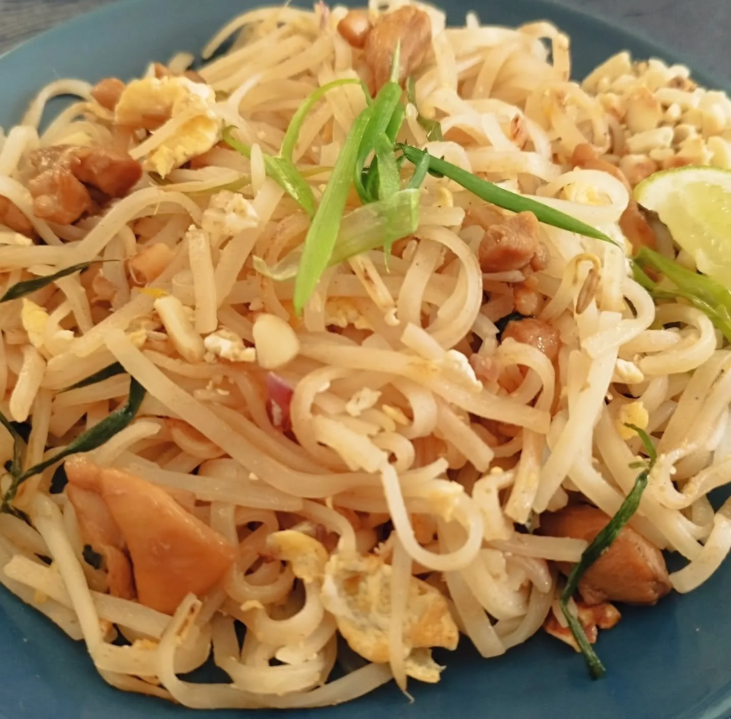 Le plat de mardi :

Pad tha&iuml; au poulet avec sa sauce au tamarin, un grand classique de la street food tha&iuml;landaise 🇹🇭

📍 Livraison gratuite sur votre lieu de travail (10km autour d'Aix-les-Bains).
👉 R&eacute;servation jusqu'&agrave; 18h