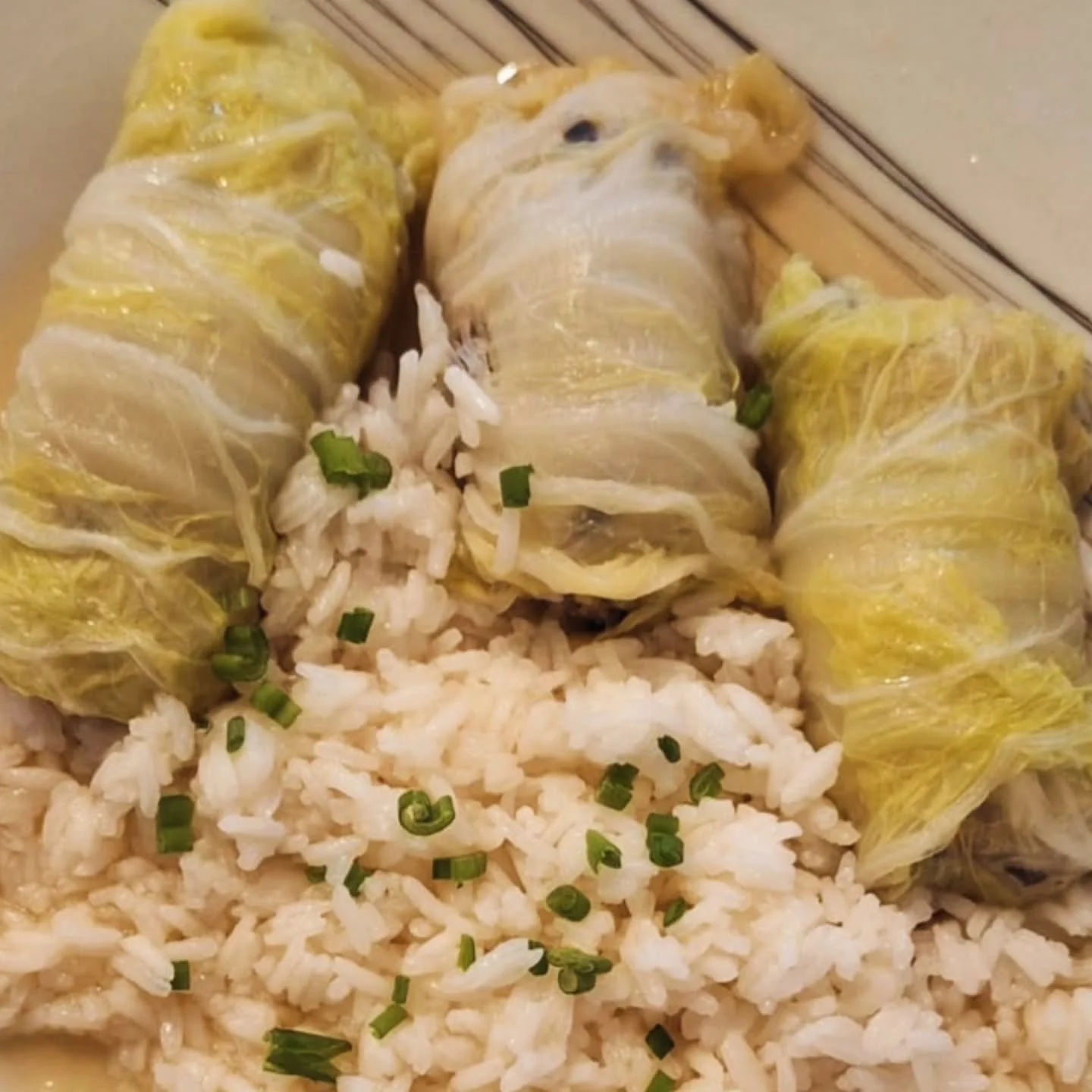 Le plat de mercredi : Chou chinois farci 🍛

Le chou est garni d'un m&eacute;lange de porc hach&eacute;, de champignons noirs et de vermicelles d'haricot mungo. Le tout napp&eacute; d'une sauce maison et accompagn&eacute; de riz jasmin.

📍 Livraison