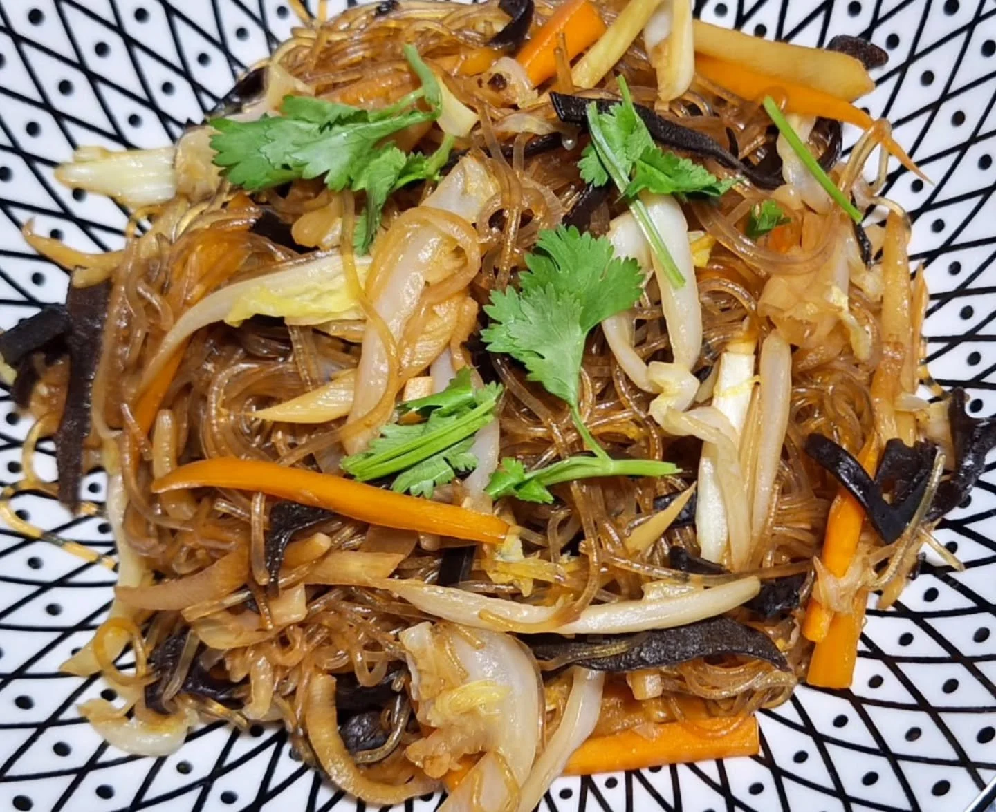 Le plat de mercredi : Vermicelles saut&eacute;s aux l&eacute;gumes.

Compos&eacute;s de chou chinois, carottes, pousses de bambous et champignons noirs, sauce maison.

📍 Livraison gratuite sur votre lieu de travail (10km autour d'Aix-les-Bains).
👉 