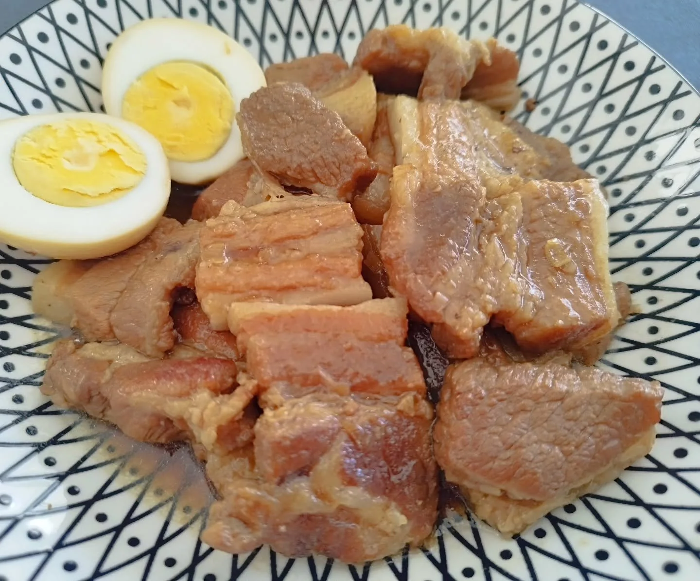 Le plat de jeudi : Porc au caramel.

Un plat r&eacute;confortant, profond&eacute;ment enracin&eacute; dans la cuisine Hmong.
Il est mijot&eacute; lentement dans une sauce asiatique caram&eacute;lis&eacute;e, relev&eacute; par des notes de galanga, ci
