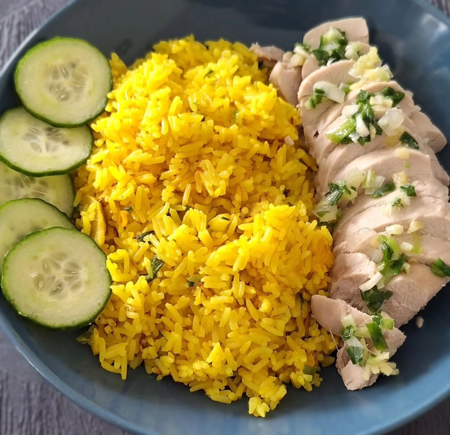 Le plat de vendredi : Poulet hau.

Hau (hao) signifie cuit &agrave; l'eau en hmong.
Le poulet est cuit dans un bouillon de citronnelle et de gingembre, sans aucune sauce ajout&eacute;e. Servi avec un riz jasmin parfum&eacute; au curcuma.

📍 Livraiso