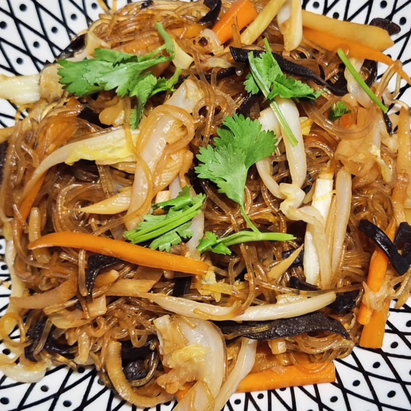 Le plat du mercredi 07/01 : Vermicelles saut&eacute;s aux l&eacute;gumes.

Un plat 100% l&eacute;gumes. Les vermicelles sont saut&eacute;s dans une sauce maison et agr&eacute;ment&eacute;s de champignons noirs et de diff&eacute;rents l&eacute;gumes.
