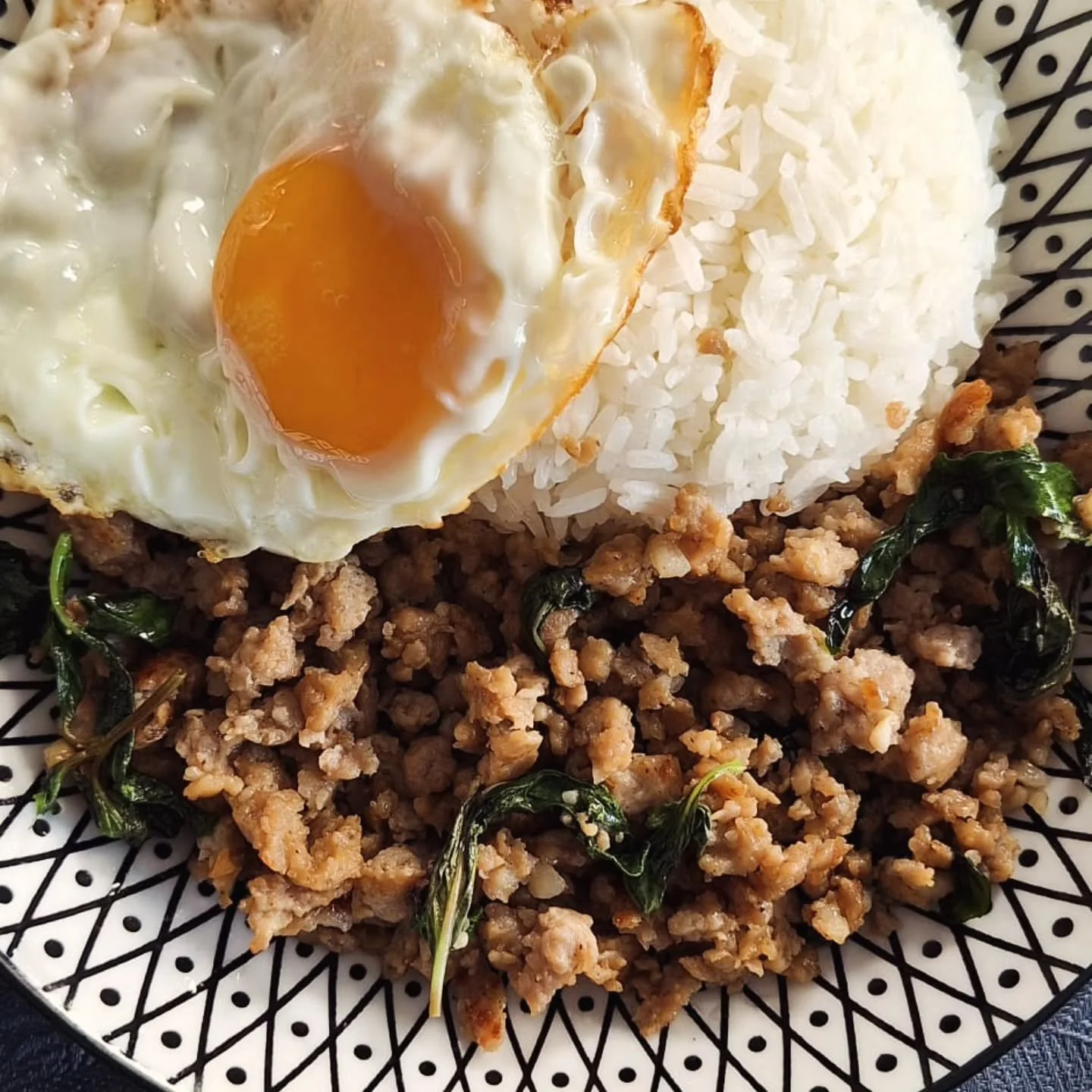 Le plat du vendredi 09/01 : Pad kra pao.

Un incontournable de la street food tha&iuml;landaise : du porc hach&eacute; saut&eacute; au wok avec du basilic tha&iuml;, servi avec du riz jasmin parfum&eacute; et un &oelig;uf au plat.

📍 Livraison gratu
