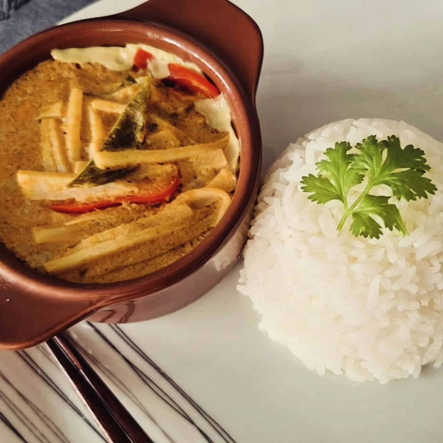 Le plat du mardi 13/01 : Ho mok pla.

Poisson vapeur mijot&eacute; dans du lait de coco, relev&eacute; de p&acirc;te de curry rouge, accompagn&eacute; de pousses de bambou et de poivron rouge. Servi avec du riz jasmin parfum&eacute;. *L&eacute;g&egra