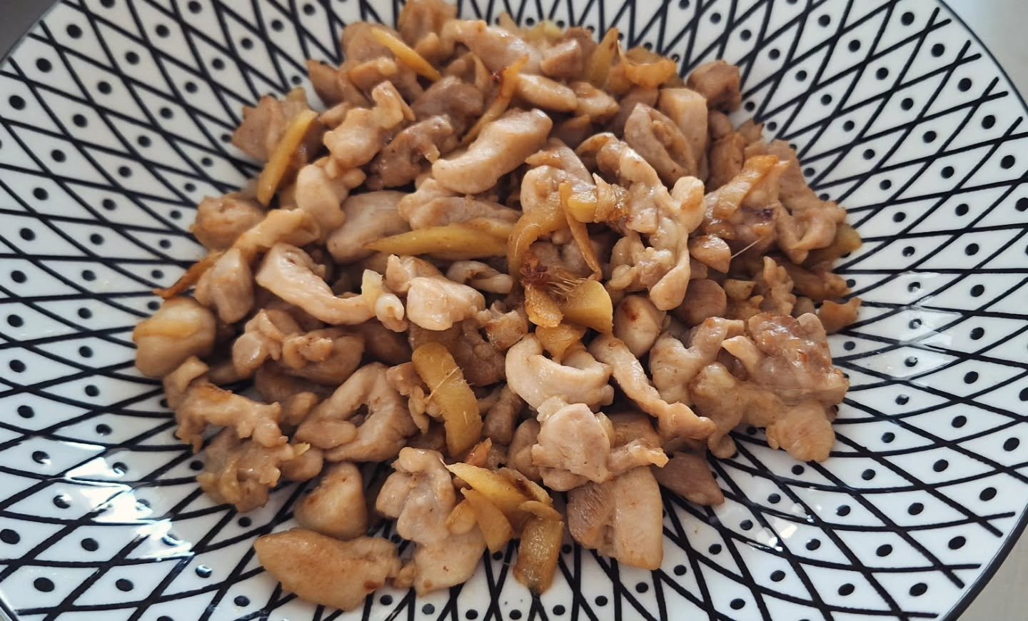 Le plat du mercredi 14/01 : Poulet au gingembre.

Morceaux de poulet saut&eacute;s au wok dans une sauce maison relev&eacute;e au gingembre.

📍 Livraison gratuite sur votre lieu de travail (10km autour d'Aix-les-Bains).
👉 R&eacute;servation jusqu'&